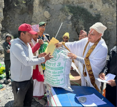 कागबेनीका बाढीपीडितलाई स्वामी कमलनयनाचार्यको राहत